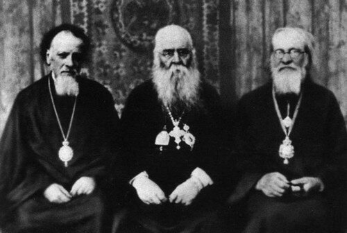 Митрополит Сергий (Страгородский) (в центре), архиепископ Алексий (Симанский) (слева), архиепископ Варфоломей (Городцев).